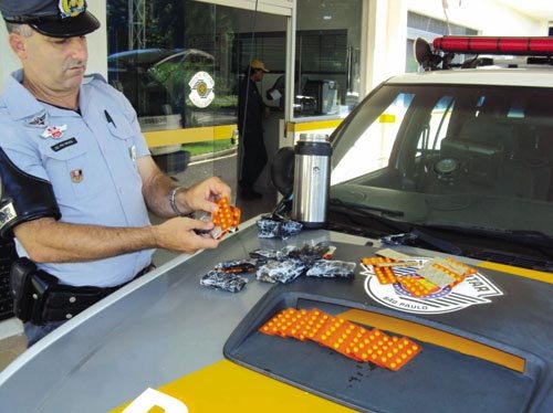 Jovem é preso transportando anabolizantes
