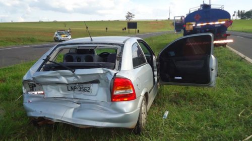 Caminhão colide contra carro na Assis