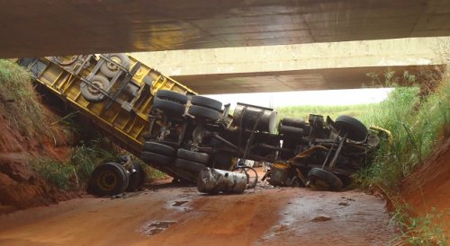 ACIDENTE: Motorista cai de ponte com caminhão