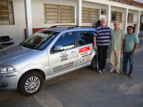 Recursos conseguidos por  Tiquinho, Professor Luiz e Roquinho beneficiam APAE com carro e aparelhos