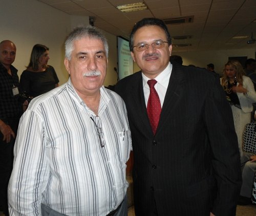 Vereador Hugo ajuda a promover campanha para a redução da tarifa de energia elétrica e combustíveis