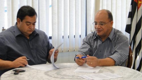 Prefeito assina contrato para casas do Residencial Gimenes