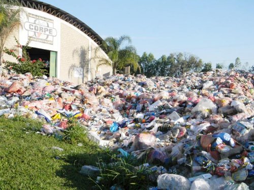 RECICLAGEM: Corpe busca soluções para diminuir o acúmulo de lixo