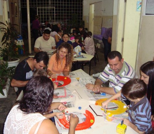 Famílias ajudam na decoração da Festa Junina da Emei Vila Fátima