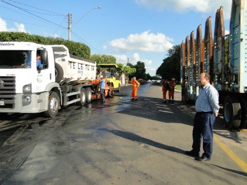 Prefeito João Luís acompanha recape no Vilage Regina