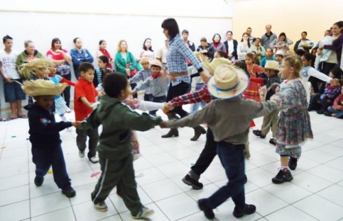 Festa Junina da Emei Jardim Brasília tem apresentação de violeiros
