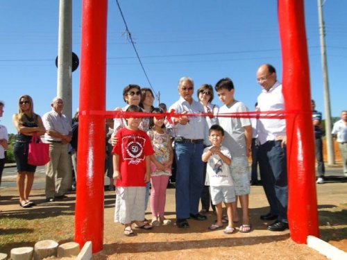 Comunidade prestigia entrega de passarela sobre o Santa Leonor
