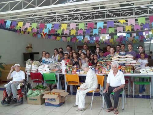 Jovens entregam alimentos para o Lar Vicentino