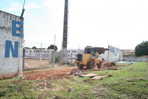 Prefeitura prepara terreno para lance de arquibancada