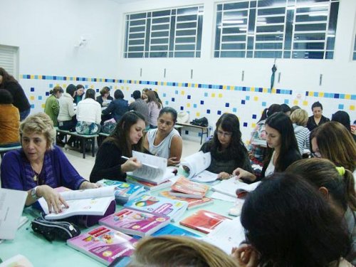 Professores da rede municipal escolhem livros didáticos