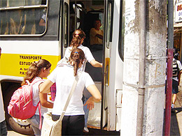 Prefeitura fornece transporte e passe escolar de acordo com a lei