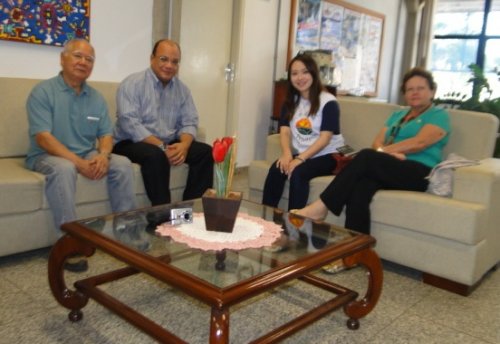 Professora da Escola de Língua Japonesa visita prefeito João Luís 