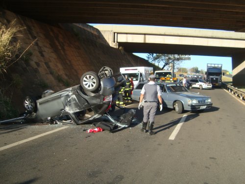 Carro cai de ponte e mata motorista