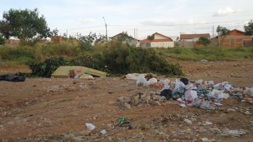 Depósito indevido de entulhos gera reclamações