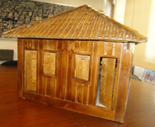 Artesão confecciona réplica da 1ª Casa de Penápolis