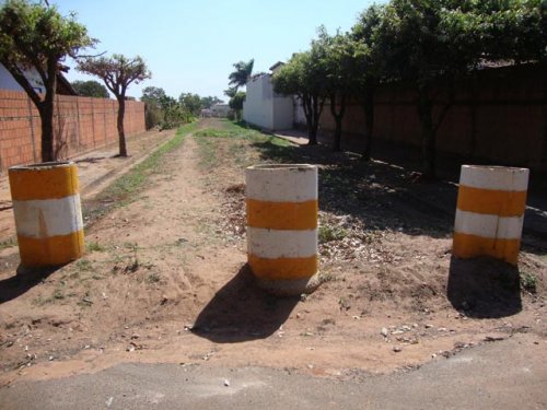 Câmara pede esclarecimentos sobre via impedida no bairro Village Regina