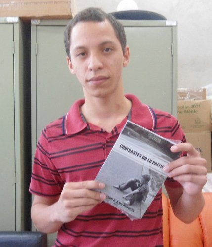 Ex-aluno de escola de Avanhandava publica livro