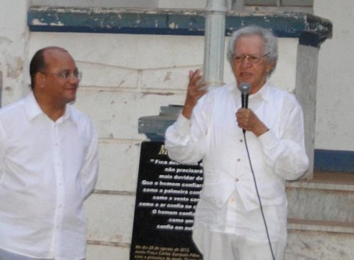 Praça Nove de Julho: Monumento à Poesia é inaugurado com a presença do poeta Thiago de Mello