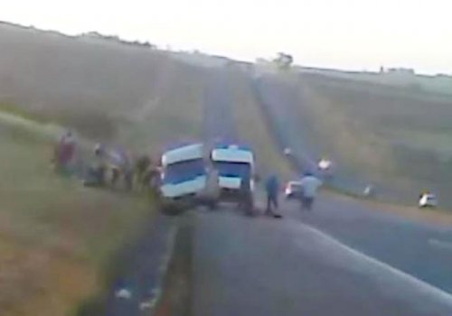 Van capota em rodovia e deixa um morto e 13 feridos