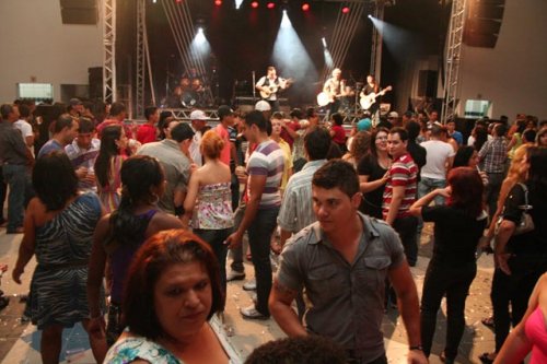 Lago Azul: Baile de aniversário é prestigiado por 2.500 pessoas
