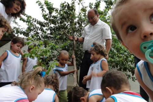 Crianças do Lactário fazem plantio na Praça 9 de Julho