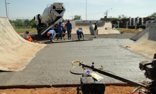 Pista para prática de skate recebe concreto