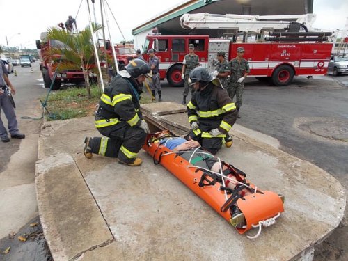 Bombeiros praticam técnicas de resgate em simulação
