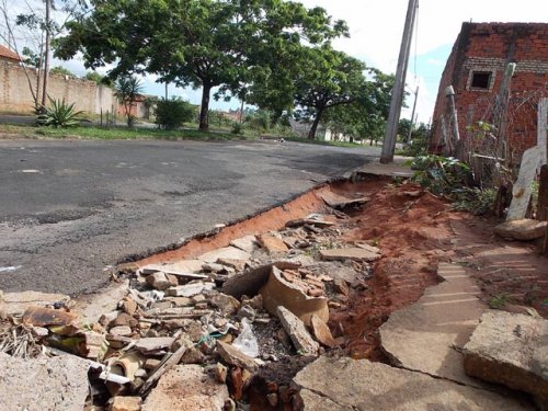 Asfalto é motivo de reclamação no bairro Santa Terezinha