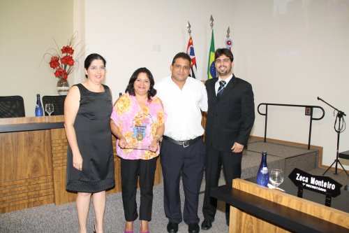 Jaqueline Baptista Santos recebe título de “Professor do Ano”