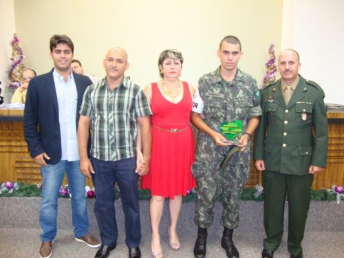 Leonardo Carrilo do Rosário recebe diploma de Atirador Destaque do Ano