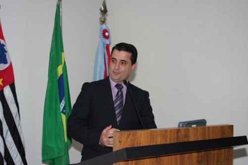 Aprovada licença-maternidade de 6 meses para funcionárias municipais