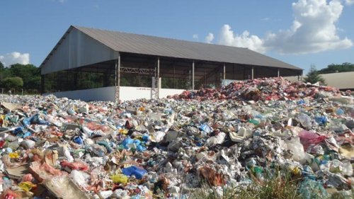 Materiais recicláveis continuam acumulando