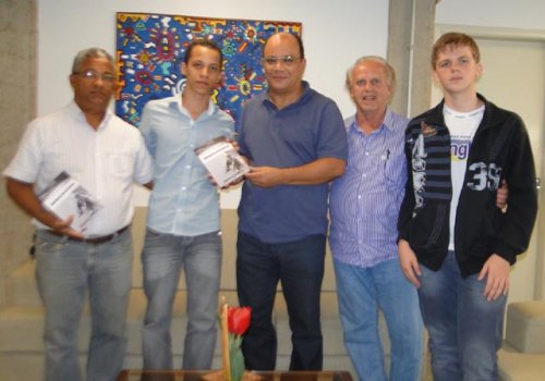 Prefeito João Luís recebe jovem escritor de Avanhandava