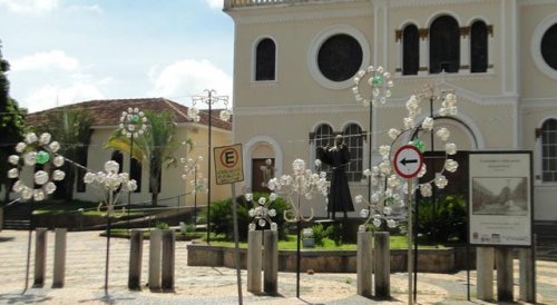 Centro da cidade começa a receber decoração natalina 
