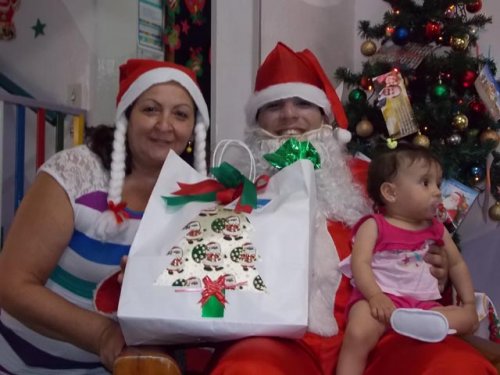 NATAL: Crianças do Lactário recebem presente de “padrinhos”