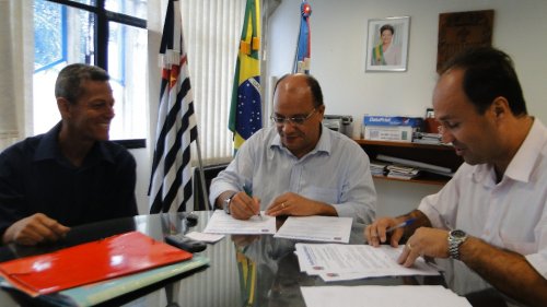Prefeito João Luís assina contrato para mais recape na cidade