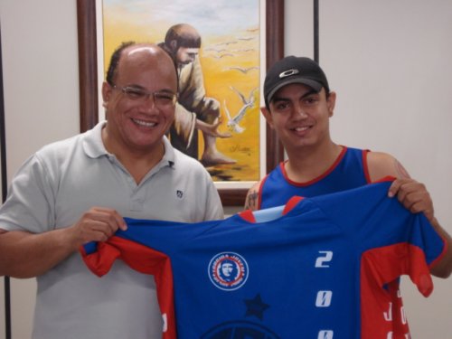 CAP: João Luís recebe homenagem da Torcida Jovem