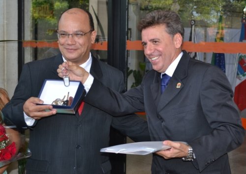 TRANSIÇÃO DE CARGO: Célio recebe chave de João Luís, que se despede do cargo