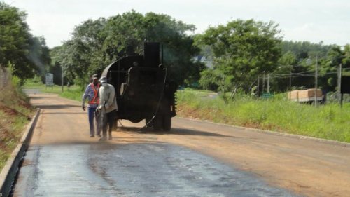 Prefeitura asfalta rua paralela à Rodovia Arnaldo Covolan