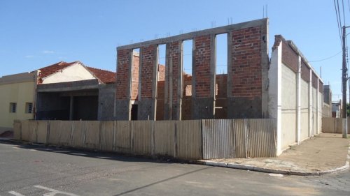 Teatro Municipal: Reconstrução está paralisada 