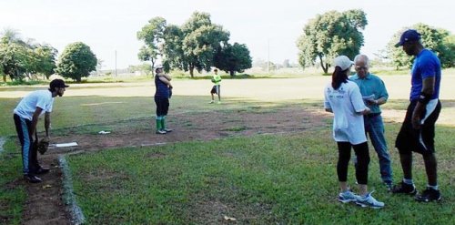 Força Tarefa executa limpeza no campo de Baseball