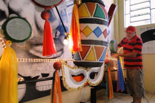 Reciclagem: Cultura reaproveita materiais para decoração carnavalesca
