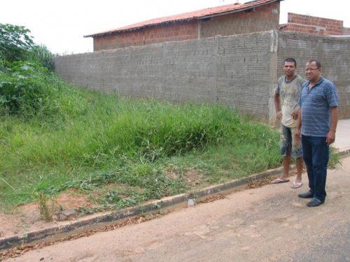 CÂMARA: Vereador quer rigor contra mato e sujeira em terrenos