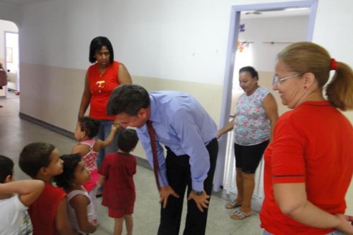 Na volta às aulas, Célio conversa com professores, pais e alunos
