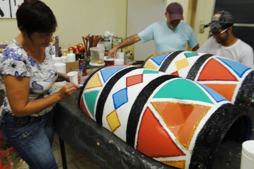 Carnaval: Decoração é feita com materiais reaproveitáveis 