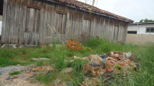 OBRAS PARADAS: 1ª Casa sofre com a ação do tempo