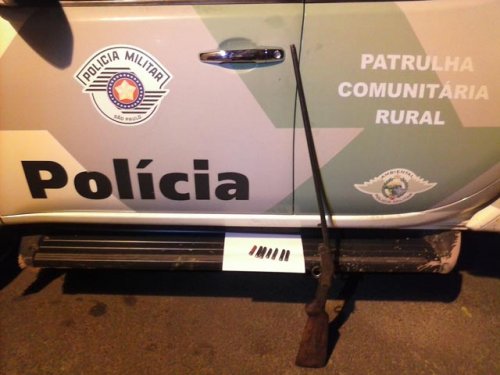 Polícia prende homem com espingarda