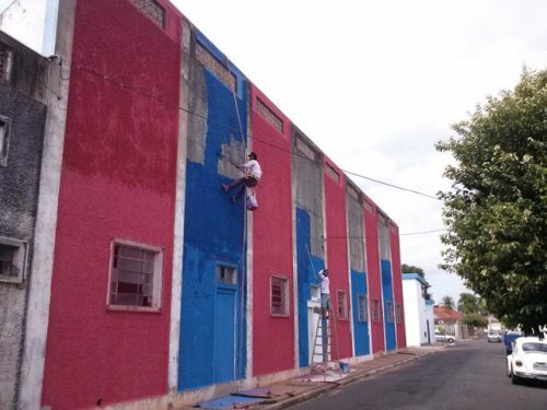 Fachada do Tenentão recebe pintura nas cores do município