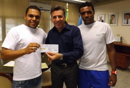 Célio entrega prêmio dos Torneios Cobras, Cobrinhas e Máster  