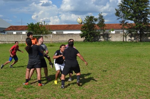Diferente: Jovens praticam rugby a nova modalidade esportiva